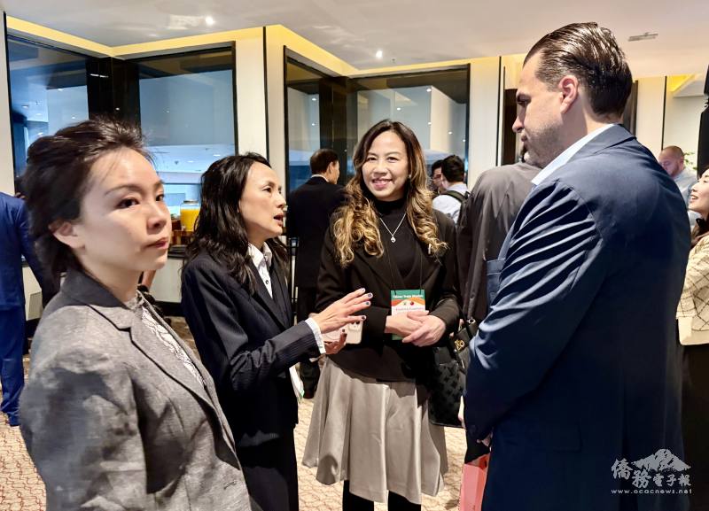 駐聖保羅辦事處處長朱怡靜（中）、臺貿中心主任施懿倫（左二）、經濟組秘書陳映潔（左一）和廠商交流互動