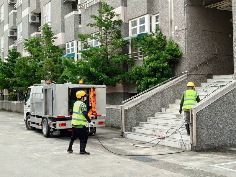 9月1日即將開學，嘉義縣環保局與鄉鎮市公所配合，28日做校園清潔消毒的工作，要提供學生一個安全上課環境。圖為中埔鄉和睦國小消毒情形