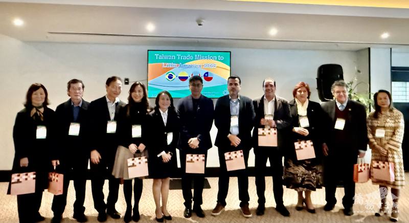 施懿倫（左五）致贈紀念品給貴賓們