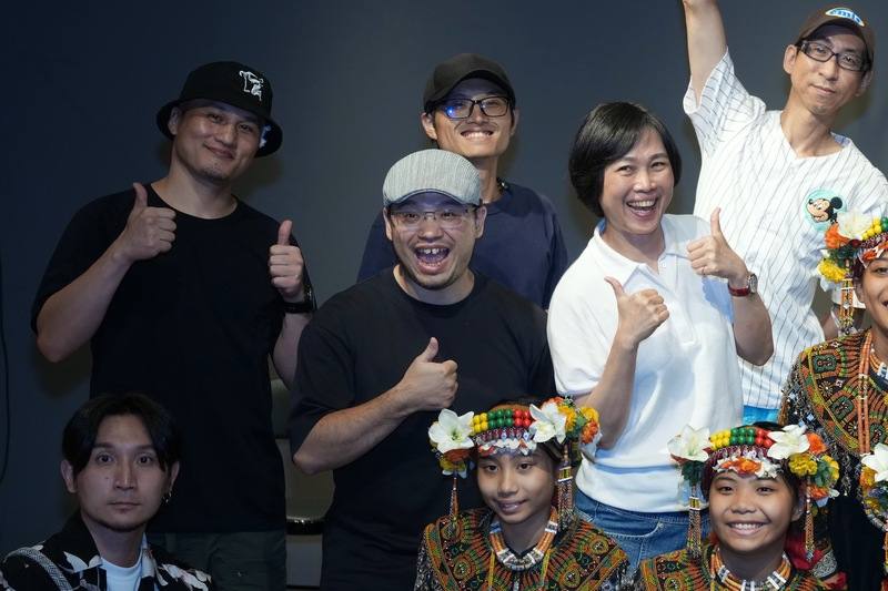 台灣9組團隊近日登上大阪世博舞台演出，其中「島嶼之聲－廟埕前的謝神戲」集結原住民、台語、客語歌唱表演，音樂總監卓士堯（灰帽者）以聲景銜接跨域表演者，讓演出更為流暢自然