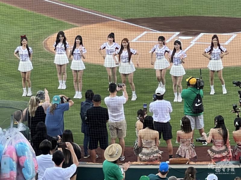 樂天桃猿啦啦隊「樂天女孩」登場，帶來熱力四射的招牌應援舞蹈與歌曲