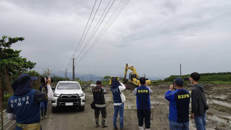 環境管理署啟動檢警環聯合機制打擊盜採砂石集團並查扣挖土機