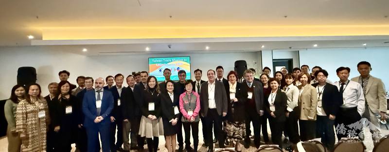 貴賓們和來自臺灣廠商合影