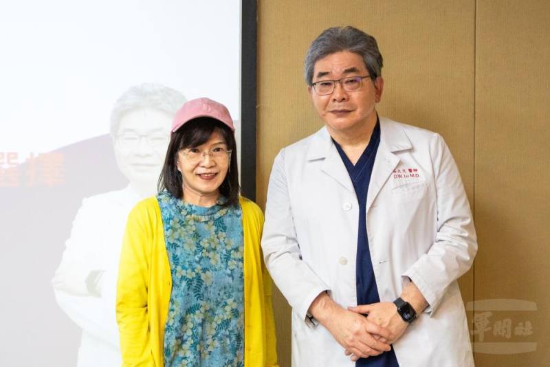 68歲女性患者（左）接受三總眼科治療，恢復良好，並對視力穩定與手術成果相當滿意