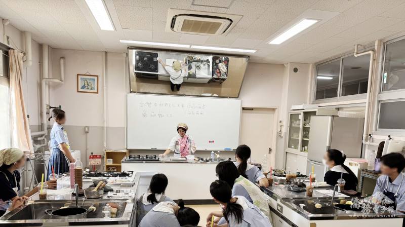 陳洳豔示範月餅作法