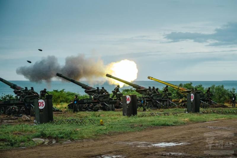 M110A2自走砲進行面積射擊