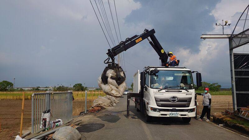 颱風丹娜絲造成嘉義縣眾多溫網室毀損，產生大量廢農膜。嘉義縣環保局協助農民清運廢棄農膜，日前太保市農民依材質把農膜分類、捆好放在路旁，以利清運