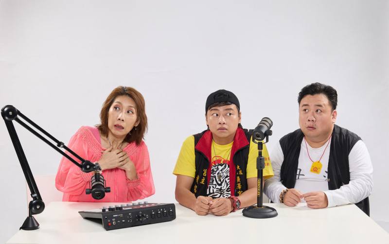 春河劇團推新劇「詭哭郎嚎」，將把團長郎祖筠（左）主持2年多同名Podcast靈異節目內容搬上舞台，與觀眾分享宗教奇談、鄉野傳說與不可思議巧合