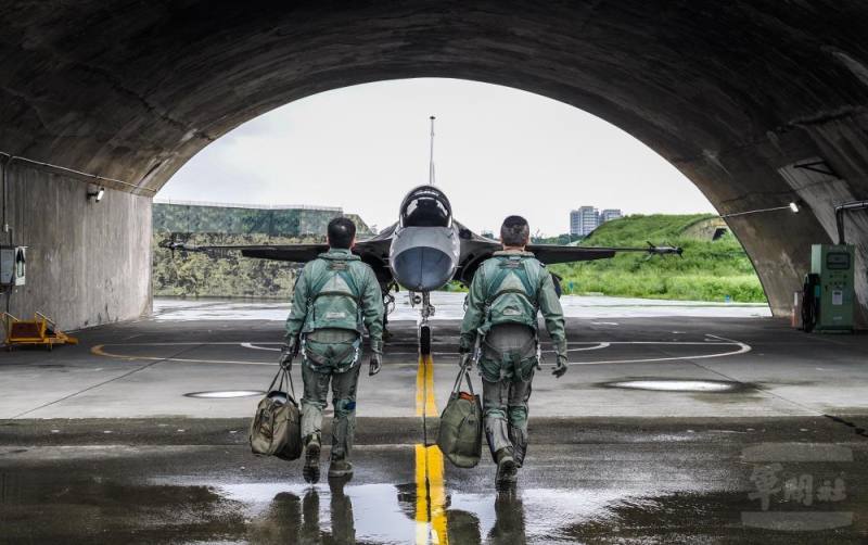 空軍第1聯隊IDF經國號戰機飛官，準備執行飛行任務