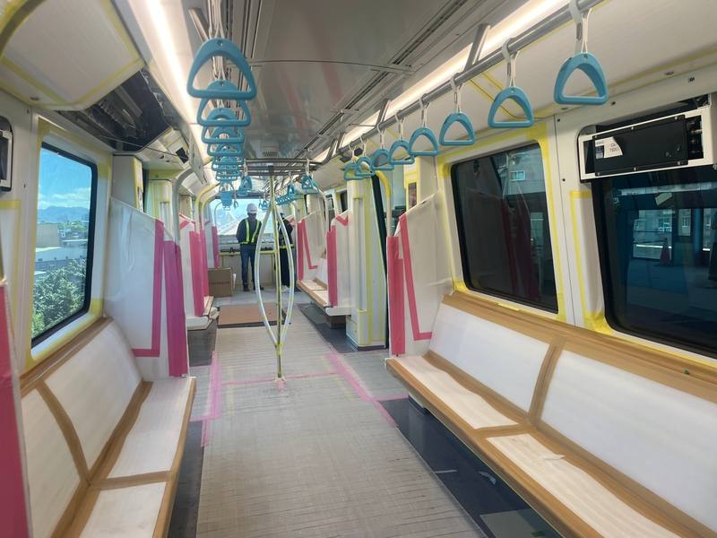 新北市長侯友宜28日視察時表示，目前三鶯線工程進度約93%，三鶯線29列車已全數就位，列車測試進度達標，10月將進行全線系統整合及穩定性測試，預計今年底完工。圖為三鶯線列車內部