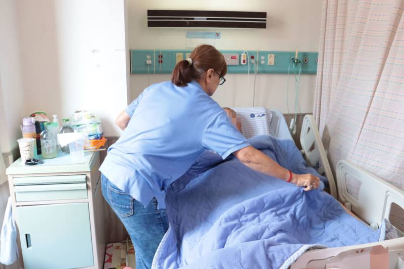 衛生福利部彰化醫院28日表示，知名律師李怡貞的父親日前突然喘不過氣送急診，血氧僅70%，經插管急救已脫離險境，提醒民眾高血壓是沉默殺手，有任何不舒服勿諱疾忌醫