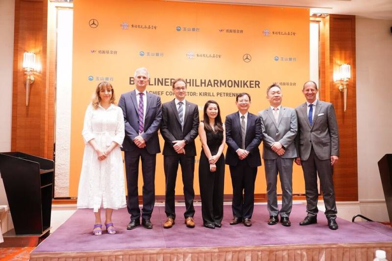 柏林愛樂管弦樂團11月將第6度訪台，再次為台灣樂迷獻上世紀美聲，宣告記者會28日在台北大倉久和大飯店舉行，與會來賓合影