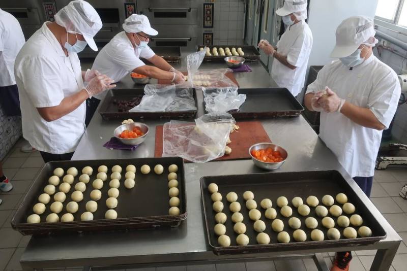 法務部矯正署彰化監獄儒林工坊鐵窗牌月餅28日開放預購，販售數量增至10萬顆，下午4時訂單已近額滿（彰化監獄提供）