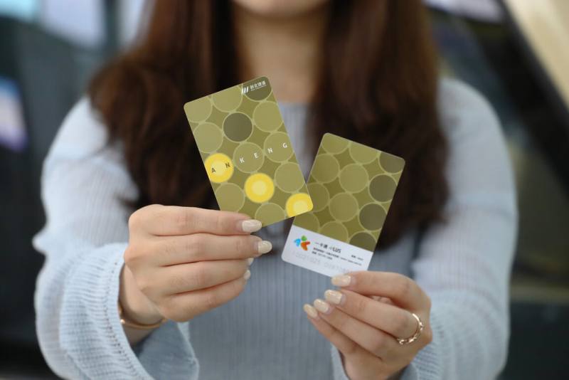 新北大眾捷運股份有限公司28日表示，9月起至2026年1月將推出新台幣150元「安坑小資卡」限時月票活動，購卡後30天內可不限次數搭安坑輕軌，盼降低通勤族交通支出，也鼓勵民眾養成搭乘大眾運輸的習慣（新北捷運公司提供）