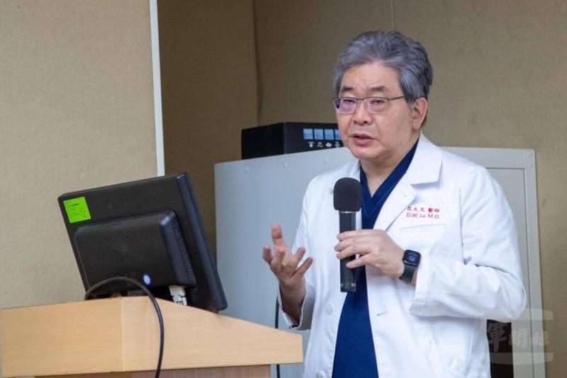 三總眼科主任呂大文說明青光眼治療方法