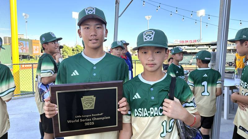 東園國小少棒隊投手林晉擇（左）與捕手搭檔蔡瑀格開心體驗大聯盟觀賽