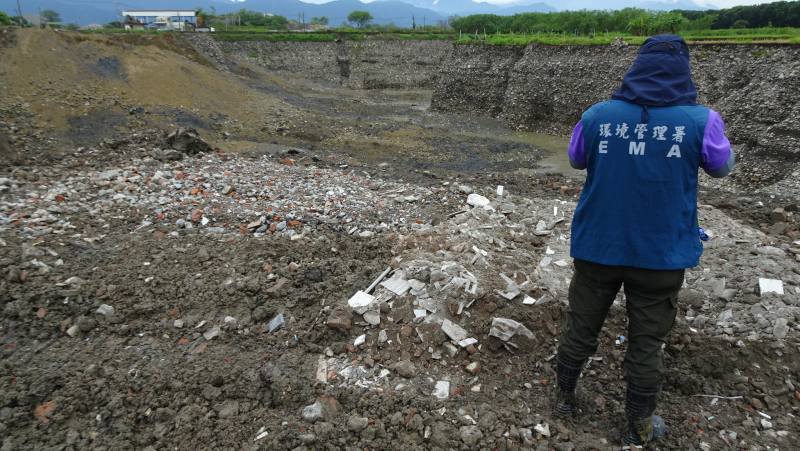 坑洞回填廢水泥塊、廢磁磚、廢鋼筋、廢塑膠管、廢木材等廢棄物