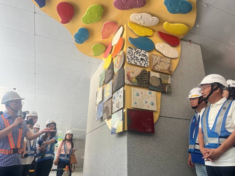 新北市長侯友宜（前右）28日上午到三鶯線陶瓷老街站視察公共藝術暨站體裝修進度，知名藝術家劉鎮洲（前左）在陶瓷老街站一樓大廳介紹作品「玩陶」