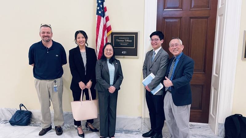 台灣人公共事務會（FAPA）執行長蕭喬勻（左2）上任一年多，高學歷、口條清晰、俐落自信，是許多人對她的第一印象。圖為FAPA團隊，包括會長林素梅（中）及政策研究員蔡宗翰（右2）