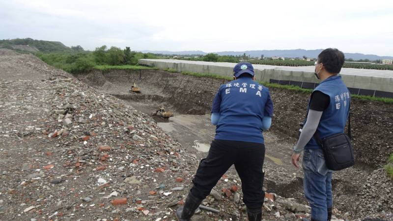 不法集團盜採砂石於農地上挖出大峽谷般坑洞