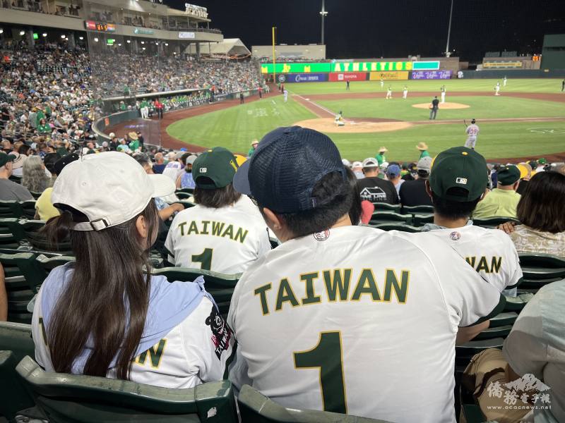 許多來自灣區和沙加緬度的僑胞帶著家人到場加油