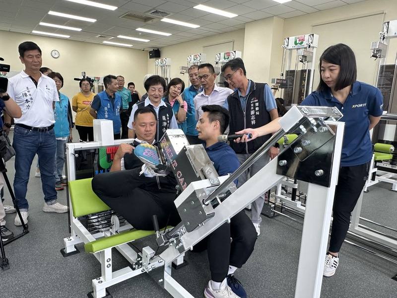 台中市豐原國民暨兒童運動中心9月將正式營運，8月25日至31日試營運，社皮里長涂力旋（前左）27日親自體驗自日本引進的「初動負荷訓練室」器材
