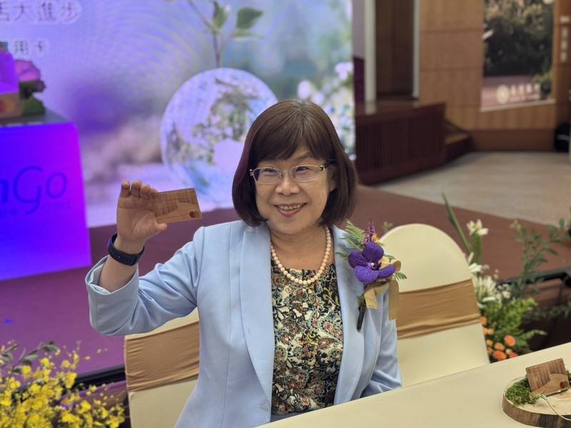 台灣銀行28日舉行「2025台灣銀行綠行卡上市記者會」，圖為台銀董事長凌忠嫄