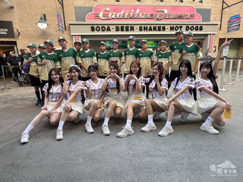 臺北市東園國小少棒隊與樂天桃猿啦啦隊合影
