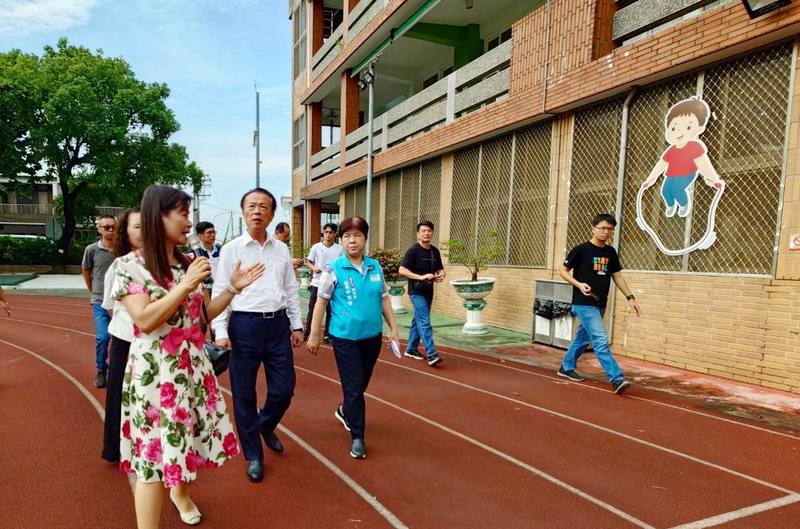 9月1日即將開學，嘉義縣長翁章梁（左2）28日視察中埔鄉和睦國小災後復原情況，並與學校的老師、志工寒喧，謝謝他們的付出