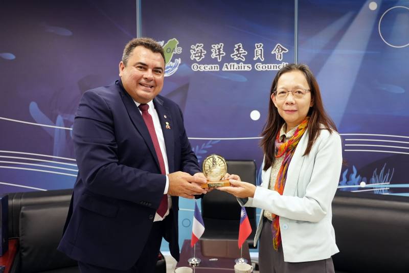 法屬玻里尼西亞政要訪問團贈台玻友誼紀念徽章予黃副主委