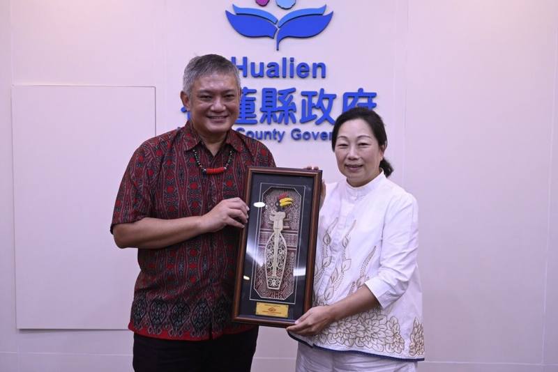 馬來西亞砂拉越旅遊局市場總監狄龍（左）率團至花蓮參訪，29日拜會縣長徐榛蔚（右），雙方就兩地直航進行討論，並於會後交換紀念品。（花蓮縣府提供）