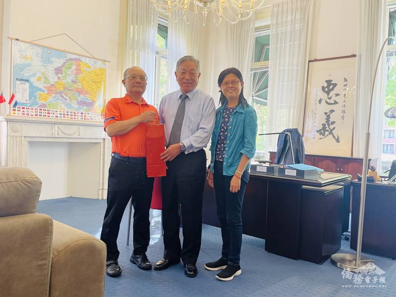 駐荷蘭代表處特任大使田中光(中)，對荷蘭臺北學校校長鍾啟元(左)及副校長鄭月鳳(右)長年奉獻海外華語文教育的精神，表達由衷感佩