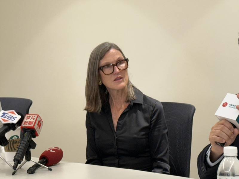 有「女股神」之稱、方舟投資（ARK Invest）創辦人伍德（Cathie Wood）28日來台分享「顛覆式創新投資」理念，她表示，看好無人自駕車市場與醫療保健、人工智慧（AI）等產業