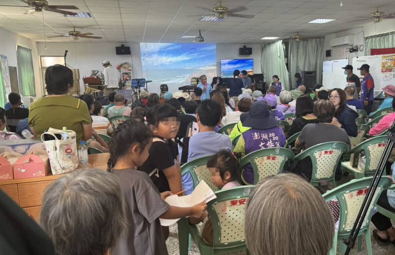 「澎湖望安南方群島海洋聚落藝文扎根活動」29日在望安花宅舉行，吸引滿場藝文人士與大小朋友共襄盛舉。（澎湖旅遊解說協會提供）