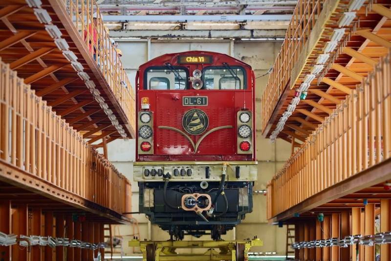 首頁 / 生活
阿里山林鐵新列車森里號運抵嘉義　115年投入營運
2025/8/29 11:18（8/29 13:24 更新）
阿里山林鐵新列車森里號，英文名稱EVI，是鄒族語「樹林」的意思，蘊含從阿里山山腳向山巔致敬，兼容林業發展與觀光轉型的歷程，將於115年投入營運。（林鐵及文資處提供）