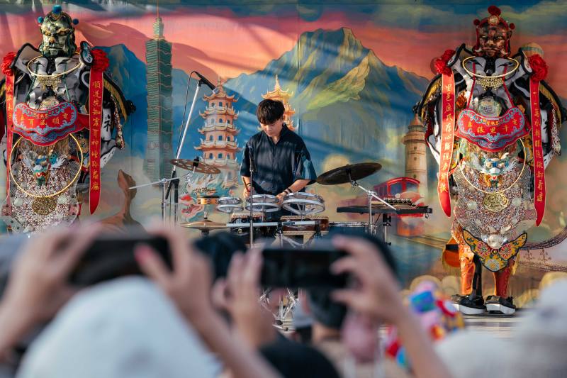 世博大會在演出前表達他們受到的「壓力」，必須遮蔽背板上的「國旗」熱氣球圖案，文化部幾度交涉下，最終以電器神將自然地立於背板前