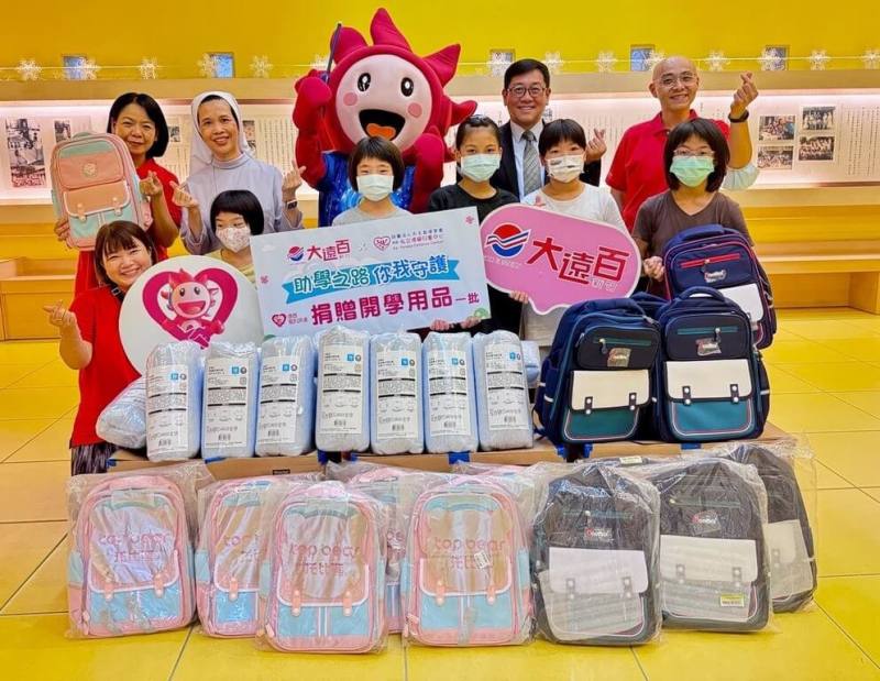 新竹德蘭兒童中心院生日前許願，盼開學前能有新書包與文具，新竹大遠百為此發起公益募集活動，不僅募得書包文具等開學用品，也送上枕頭盼讓孩子能有良好睡眠，迎新學期。（新竹大遠百提供）