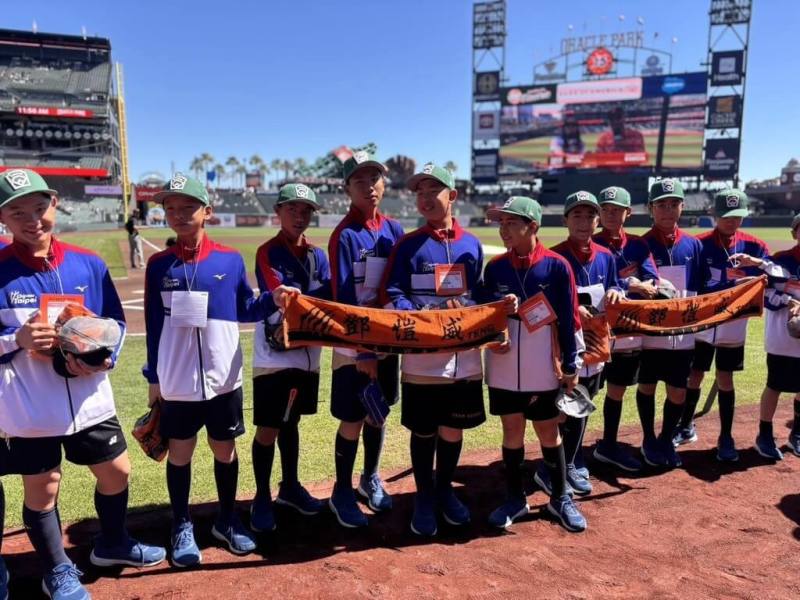 東園國小少棒隊28日參觀MLB巨人隊球場，共同為效力巨人的旅美投手鄧愷威加油