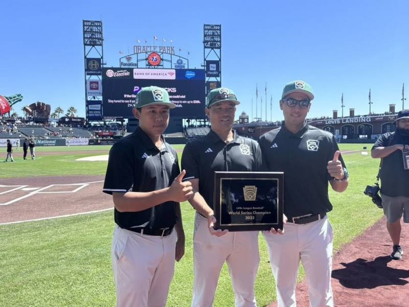 東園國小少棒隊28日受邀到MLB巨人隊球場，教練團在球場合影（北美台灣一級棒聯盟提供）