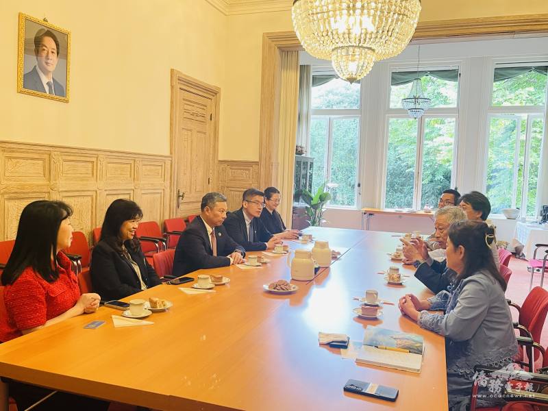 駐荷蘭代表處特任大使田中光向訪賓概述荷蘭，全場互動熱絡、相見歡娛