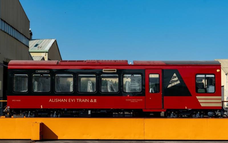 阿里山林鐵森里號新列車，外觀設計納入日出印象，採「林鐵黑、阿里山紅、聖光金」塗裝，是林鐵首款搭載「自動門」並裝設「自動化旅客資訊顯示系統」的新型列車，將於115年投入營運。（林鐵及文資處提供）
