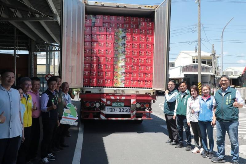台南18公噸麻豆文旦29日在麻豆果菜市場封櫃，準備運往加拿大，台南市長黃偉哲（右5）到場見證封櫃儀式，肯定麻豆文旦持續打入海外市場，建立良好口碑。（台南市政府提供）