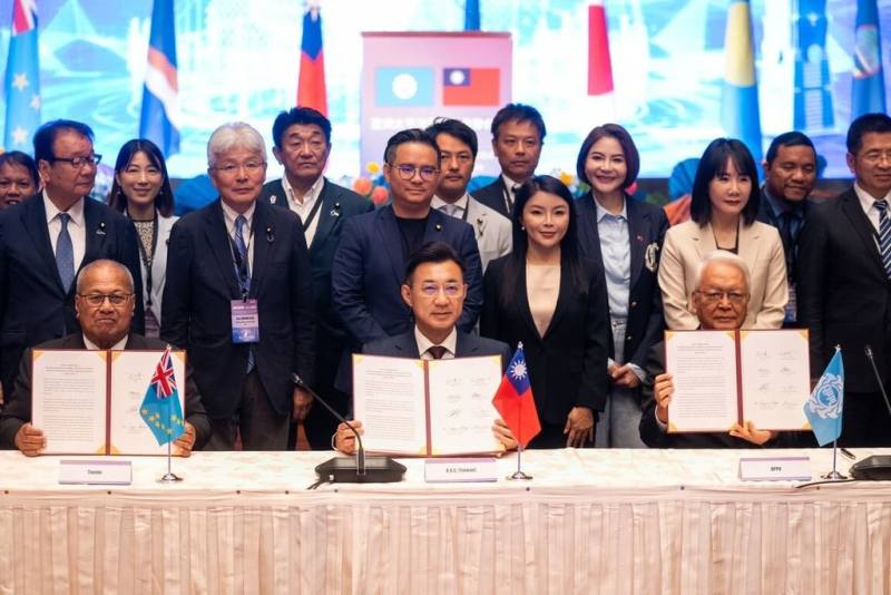 立法院副院長江啟臣（前排中）今天主持亞洲太平洋國會議員聯合會（APPU）第53屆大會閉幕式，並與各會員國共同簽署聯合公報。 （立法院提供）