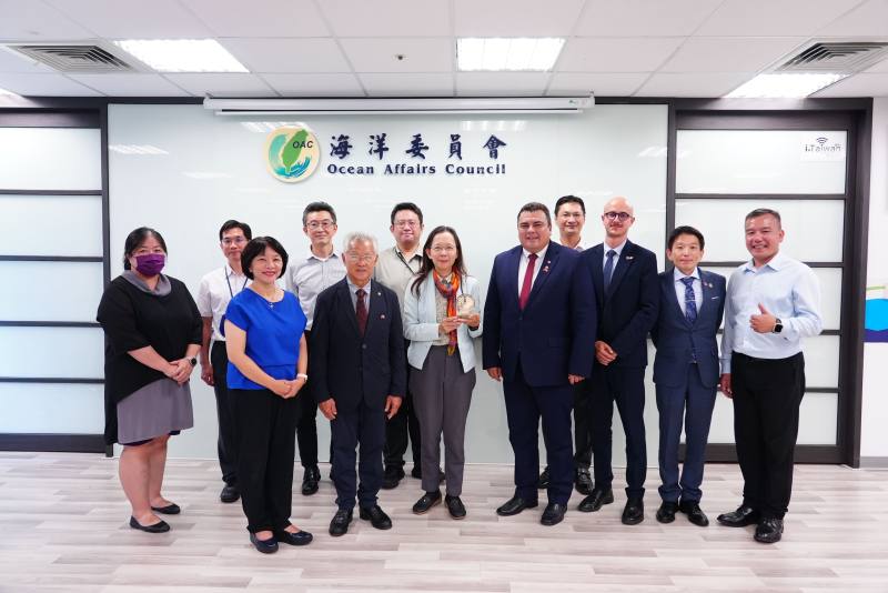 本會副主委黃向文(前排左3)與法屬玻里尼西亞政要訪問團團長羅夫齊(前排右4)一行合照