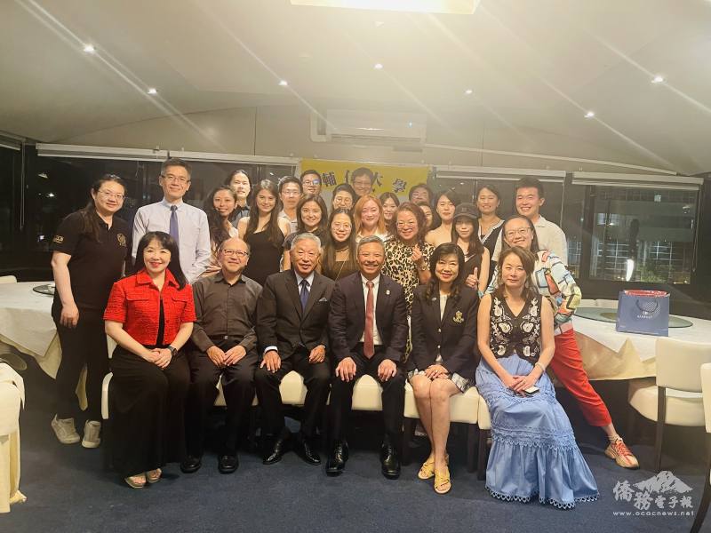 輔仁大學荷蘭校友會團聚氣氛熱絡溫馨，自左到右，陳國珍、美術系畢業資深校友旅荷畫家Bruce Lin、田中光、藍易振、鄭時寧、林婉叡