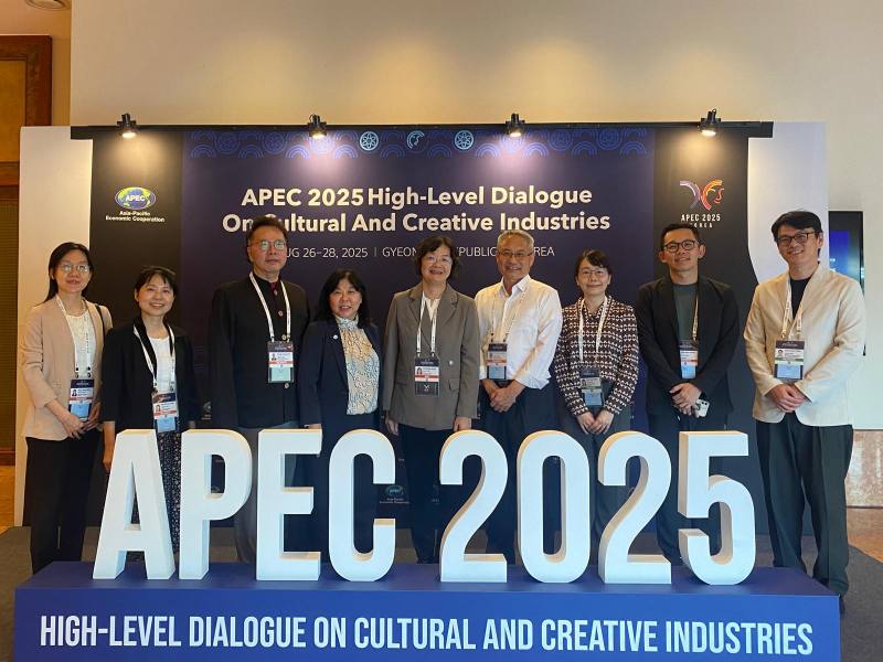 文化部常務次長徐宜君（右5）與我國代表團於會場合影