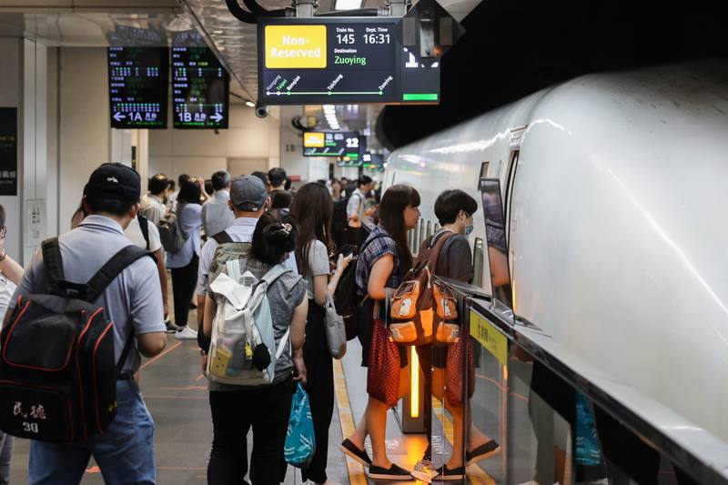 圖為高鐵台北站搭車民眾