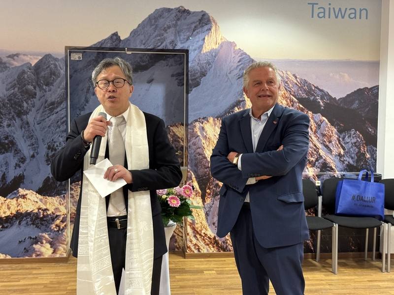 德國資深國會議員威爾許（右），現任國會友台小組主席，曾與謝志偉合作推動總部設在布魯塞爾的「福爾摩沙俱樂部」（Formosa Club）成立，串聯歐洲各國國會議員支持台灣