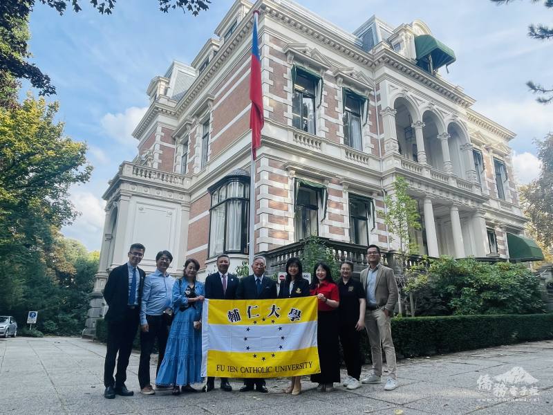 輔大校長藍易振(左4)率團拜會駐荷蘭代表處特任大使田中光(中)