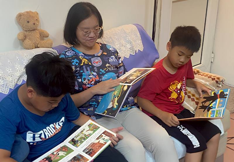 苗栗縣六合國小招募「愛閱家庭」，邀請家長身教陪伴孩子閱讀，培養孩子閱讀興趣及習慣